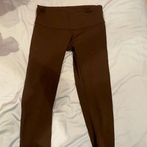 Size 6 Lululemon, cropped yoga pants